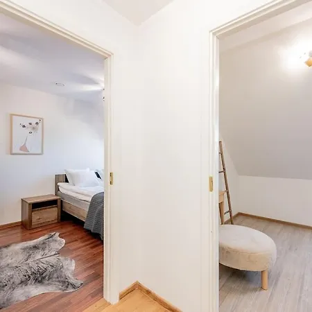 Joenrannalla, Historiaa Ja Modernia Mukavuutta Apartament Parnawa