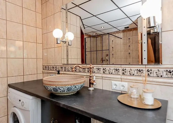 Joenrannalla, Historiaa Ja Modernia Mukavuutta * Pärnu